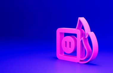 Mavi arka planda izole edilmiş ateş ikonundaki pembe elektrik prizleri. Elektrik güvenliği kavramı. Fiş prizi yanıyor. Minimalizm kavramı. 3 Boyutlu resimleme.