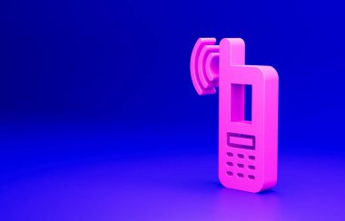 Mavi arkaplanda izole edilmiş ücretsiz kablosuz bağlantı ikonu olan pembe akıllı telefon. Kablosuz teknoloji, kablosuz bağlantı, kablosuz ağ. Minimalizm kavramı. 3 Boyutlu resimleme.