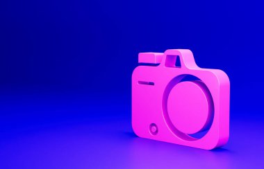 Mavi arkaplanda pembe fotoğraf makinesi simgesi izole edildi. Foto kamera. Dijital fotoğrafçılık. Minimalizm kavramı. 3 Boyutlu resimleme.