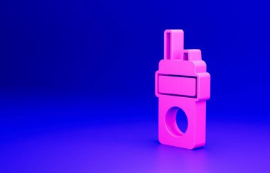 Mavi arkaplanda pembe telsiz ikonu izole edildi. Taşınabilir radyo vericisi simgesi. Radyo alıcı-vericisi işareti. Minimalizm kavramı. 3 Boyutlu resimleme.