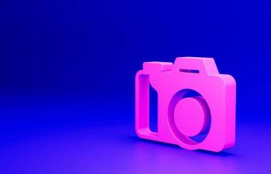 Mavi arkaplanda pembe fotoğraf makinesi simgesi izole edildi. Foto kamera. Dijital fotoğrafçılık. Minimalizm kavramı. 3 Boyutlu resimleme.