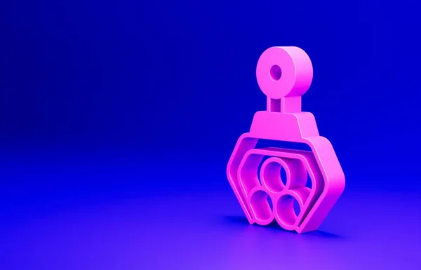 粉红弹珠起重机抓住了一个用蓝色背景隔开的圆木图标 木材主干木生产用工业起重机 最低纲领的概念 3D渲染说明 — 图库照片