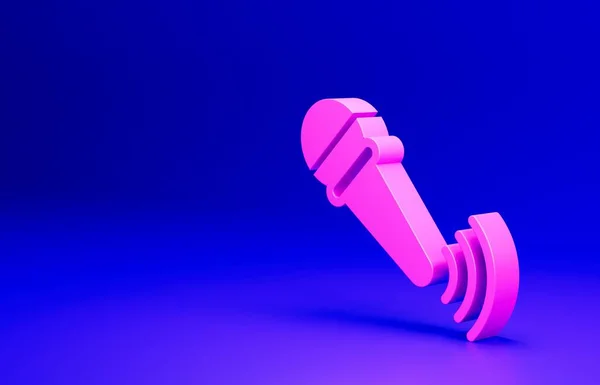 ピンクのワイヤレスマイクアイコンは青の背景に隔離されています 無線マイクで スピーカーサイン 最小限の概念 3Dレンダリング図 — ストック写真