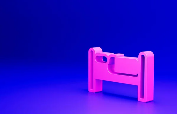 ピンクのベッドアイコンは青の背景に隔離されています 最小限の概念 3Dレンダリング図 — ストック写真