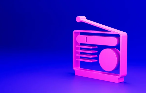 青の背景にアンテナアイコンが隔離されたピンクのラジオ 最小限の概念 3Dレンダリング図 — ストック写真