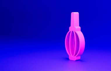 Mavi arkaplanda pembe toz üfleyici simgesi izole edildi. Hava temizleyici. Mercek temizleyicisi. Kamera sensörü temizliği. Minimalizm kavramı. 3 Boyutlu resimleme.