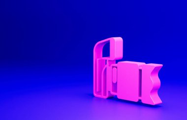 Mavi arkaplanda pembe fotoğraf makinesi simgesi izole edildi. Foto kamera. Dijital fotoğrafçılık. Minimalizm kavramı. 3 Boyutlu resimleme.