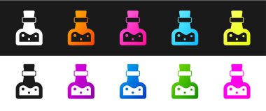 Siyah ve beyaz arkaplanda iksir ikonu ile şişe ayarlayın. Sihirli iksirli matara. Mutlu Cadılar Bayramı Partisi. Vektör