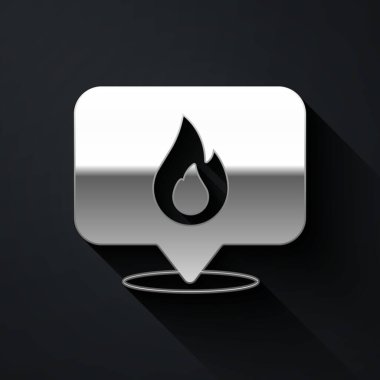 Siyah zemin üzerinde ateş alev ikonu olan gümüş harita işaretçisi. Yakında yangın var. Uzun gölge tarzı. Vektör