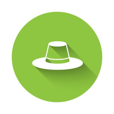 Kurdele ikonlu beyaz adam şapkası uzun gölge arkaplan izole. Yeşil daire düğmesi. Vektör
