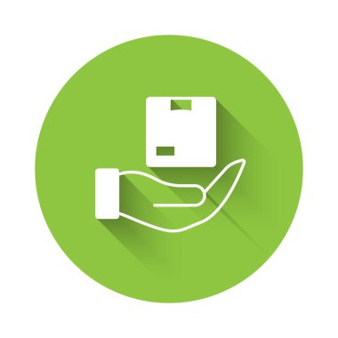 Beyaz Teslimat sigorta ikonu uzun gölgeli arka planda izole edilmiş. Kalkanın ötesinde sigorta kutuları var. Yeşil daire düğmesi. Vektör