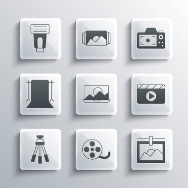 Film makarası, fotoğraf çerçevesi, film alkışları, rötuş, tripod, boş fotoğraf stüdyosu, kamera flaşı ve simgesi. Vektör