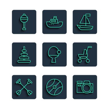 Enayi uçlu çizgi oku, basketbol topu, fotoğraf makinesi, oyuncak tekne, raket ve piramit oyuncağı, çıngıraklı bebek ve bebek oyuncağı ikonu. Vektör