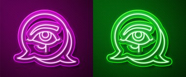 Parlayan neon çizgisi Horus 'un Gözü simgesi mor ve yeşil arka planda izole edilmiş. Eski Mısır tanrıçası Wedjet korunma, kraliyet gücü ve sağlığın sembolü. Vektör