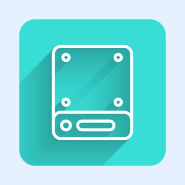 Beyaz çizgi sunucusu, Data, Web sunucu simgesi uzun gölge arkaplanı ile izole edildi. Yeşil kare düğmesi. Vektör