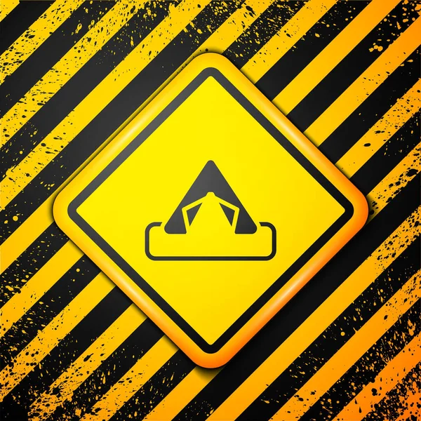 黑色旅游帐篷图标孤立在黄色背景 露营的象征 警告标志 — 图库矢量图片