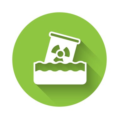 Varil simgesinde uzun gölgeli beyaz radyoaktif atık. Sudaki toksik atık kirliliği. Çevre kirliliği. Yeşil daire düğmesi. Vektör.