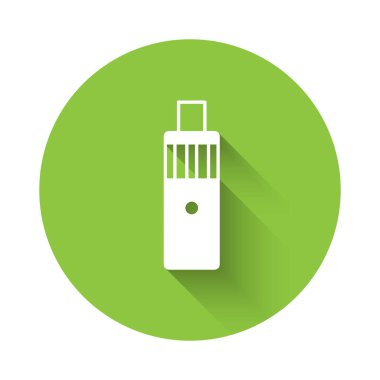 Beyaz Vape mod aygıt simgesi uzun gölge arkaplanı ile izole edildi. Tüttürme aleti. Buharlaştırıcı Cihaz. Yeşil daire düğmesi. Vektör.