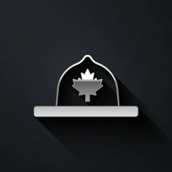 Gümüş Kanadalı Korucu Şapkası Üniforması Ikonu Siyah Arka Planda Izole — Stok Vektör
