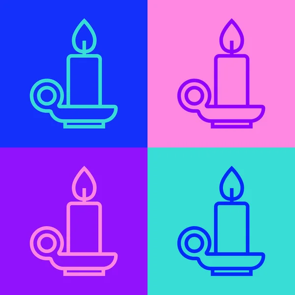 在彩色背景上孤立的烛台图标中燃点蜡烛的流行艺术线 圆柱形蜡烛与燃烧的火焰粘在一起 — 图库矢量图片