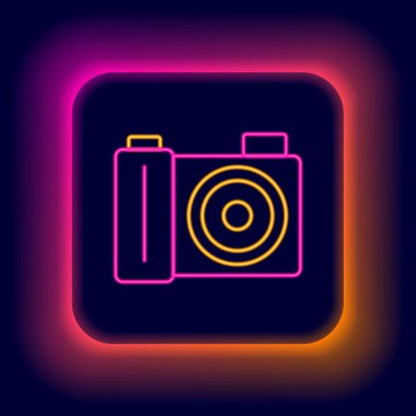 Parlayan neon hattı fotoğraf makinesi simgesi siyah arkaplanda izole edildi. Foto kamera. Dijital fotoğrafçılık. Renkli taslak konsepti. Vektör.