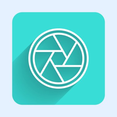 Beyaz çizgi kamera deklanşör simgesi uzun gölge arkaplan izole. Yeşil kare düğmesi. Vektör.