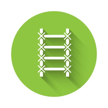 Beyaz Yangın merdiven ikonu uzun gölgeli izole edilmiş. Pompier merdiveni. İtfaiyeciler merdiveni sırıkla tırmanır. Yeşil daire düğmesi. Vektör.