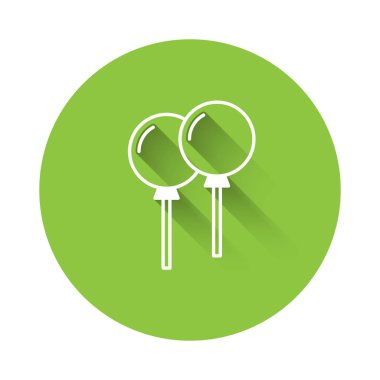 Kurdele ikonlu beyaz balonlar uzun gölge arkaplanlı izole edilmiş. Yeşil daire düğmesi. Vektör.