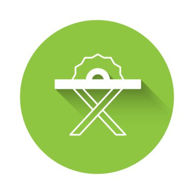 Uzun gölge arkaplan izole edilmiş çelik dişli disk ikonu ile beyaz elektrikli daire testere. Tahta ya da metal kesmek için elektrikli el aleti. Yeşil daire düğmesi. Vektör.