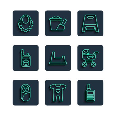 Yeni doğan bebek kıyafetleri kundaklanmış telsiz telsizi lazımlık önlüğü ve bebek arabası simgesi. Vektör.