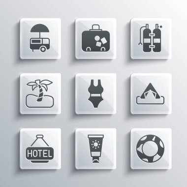 Tüpte güneş kremi, lastik yüzme yüzüğü, turist çadırı, mayo, yazılı pano, tropik palmiye ağacı, Fast street food arabası ve Aqualung ikonu. Vektör