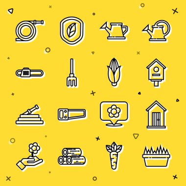 Dikdörtgen şeklinde taze çimenler, çiftlik evi, kuş, su kovası, bahçe tırmığı, testere, hortum ya da yangın hortumu ve mısır ikonu. Vektör