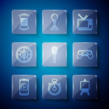 Set line Online oyun videosu, Stopwatch, Easel veya resim panoları, Retro TV, Kitchen çırpı, Casino çipleri, dikiş ipliği makarada ve Gamepad simgesinde. Vektör