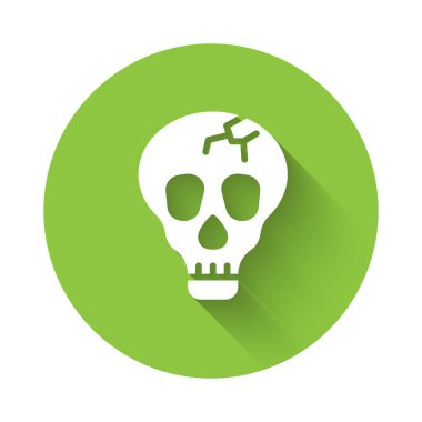 Beyaz Kafatası simgesi uzun gölgelerle izole edilmiş. Mutlu Cadılar Bayramı Partisi. Yeşil daire düğmesi. Vektör.