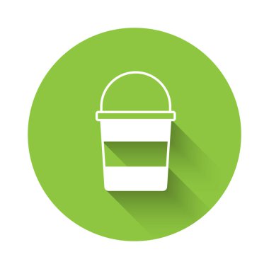 Beyaz Ateş kovası ikonu uzun gölge arkaplan izole. Metal kova boş ya da ateşle savaşmak için su var. Yeşil daire düğmesi. Vektör