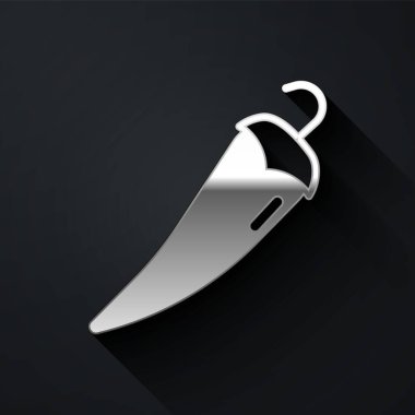 Siyah arka planda izole edilmiş Silver Hot chili biber ikonu. Market, mutfak ürünleri, baharat ve baharat paketi, yemek kitabı için tasarım. Uzun gölge tarzı. Vektör