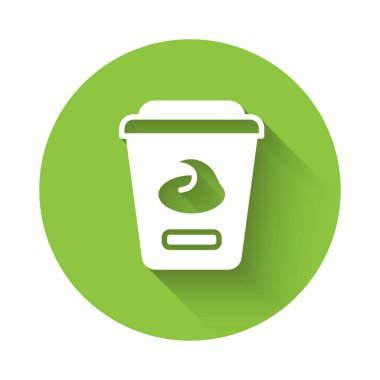 Beyaz Yoğurt kabı simgesi uzun gölge arkaplan izole. Plastik bardakta yoğurt. Yeşil daire düğmesi. Vektör