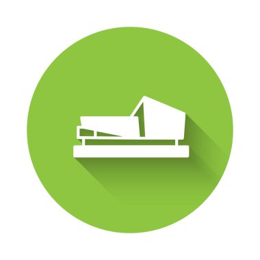 Beyaz tahta balta ikonu uzun gölge arkaplanı ile izole edilmiş. Oduncu baltası. Yeşil daire düğmesi. Vektör