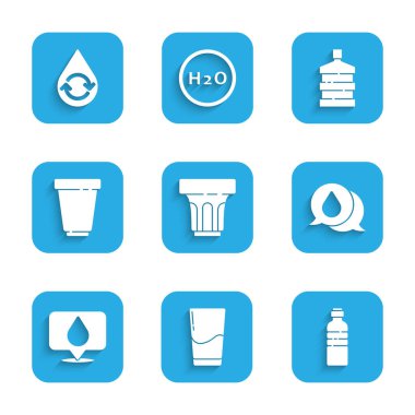 Bardağı suyla doldurun, bir şişe su damlası konuşma baloncukları, konum, filtre kartuşu, büyük şişe temizliği ve su ikonunu geri dönüştür. Vektör