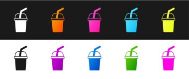 Siyah ve beyaz arka planda izole edilmiş pipet ve su ikonu ile kağıt bardak ayarla. Soda bardağı. Taze soğuk içecek sembolü. Vektör