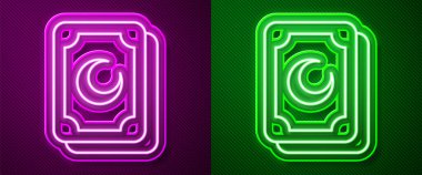 Parlayan neon çizgisi Tarot kartı simgesi mor ve yeşil arkaplanda izole edilmiş. Sihirli tarot kartları seti. Vektör