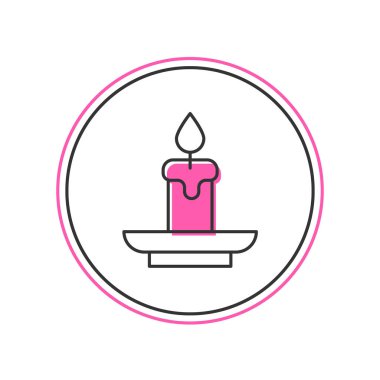 Doldurulmuş Yanan Mum simgesi beyaz arkaplanda izole edildi. Silindirik aromatik mum çubuğu ve yanan ateş. Mutlu Cadılar Bayramı Partisi. Vektör