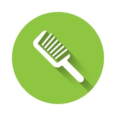 Uzun gölgeli beyaz saç fırçası ikonu. Taraklı saç işareti. Berber sembolü. Yeşil daire düğmesi. Vektör.