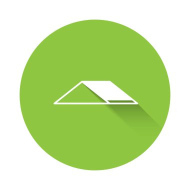 Beyaz Kaykay Parkı simgesi uzun gölge arkaplanı ile izole edildi. Rampa seti, paten parkı için merdiven. Olağanüstü bir spor. Yeşil daire düğmesi. Vektör