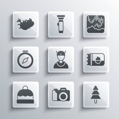 Kamera, Ağaç, İzlanda 'daki Bilet, Viking kafası, Beanie şapkası, Pusula, Harita ve Kuzey Işıkları simgesi. Vektör