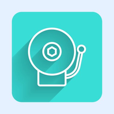 Beyaz çizgi alarm çanı simgesini uzun gölgeli bir şekilde çalıyor. Alarm sembolü, servis zili, el zili işareti, uyarı sembolü. Yeşil kare düğmesi. Vektör.