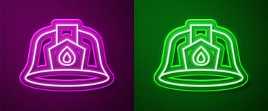 Parlayan neon hattı itfaiyeci miğferi ya da yeşil ve mor arka planda izole edilmiş itfaiyeci şapkası ikonu. Vektör