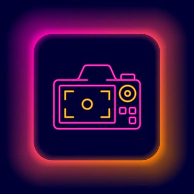 Parlayan neon hattı fotoğraf makinesi simgesi siyah arkaplanda izole edildi. Foto kamera. Dijital fotoğrafçılık. Renkli taslak konsepti. Vektör