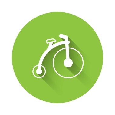 Büyük tekerli beyaz antika bisiklet ve uzun gölgeli arka planda izole edilmiş küçük bir ikon. Bisikletle toplu taşıma levhası. Yeşil daire düğmesi. Vektör