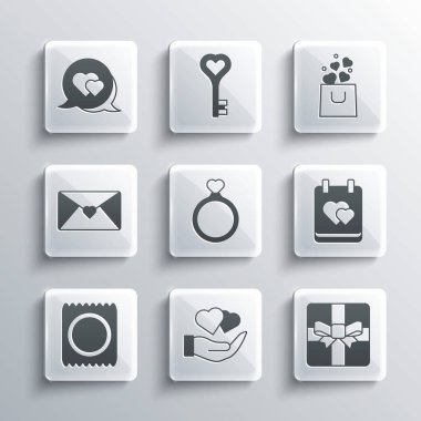 Elinde Set Heart, hediye kutusu, yürekli takvim, alyanslar, prezervatif paketi, Zarf Sevgililer Günü, konuşma balonu ve alışveriş poşeti ikonu. Vektör